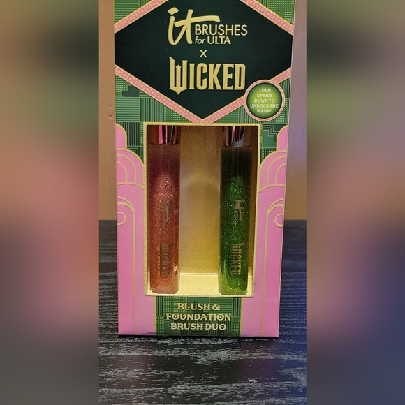 IT Cosmetics For Ulta x Wicked Brush Duo Set - New With Tags - New In Box